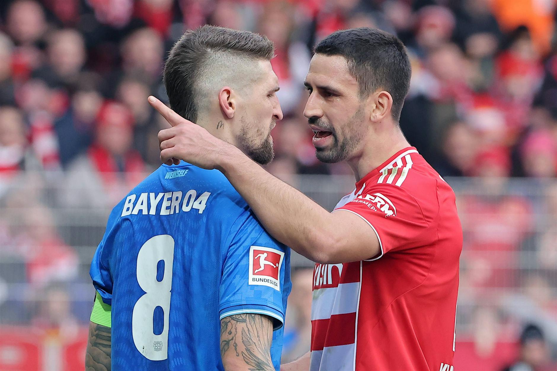 Robert Andrich verteilt Geschenk an Union Berlin