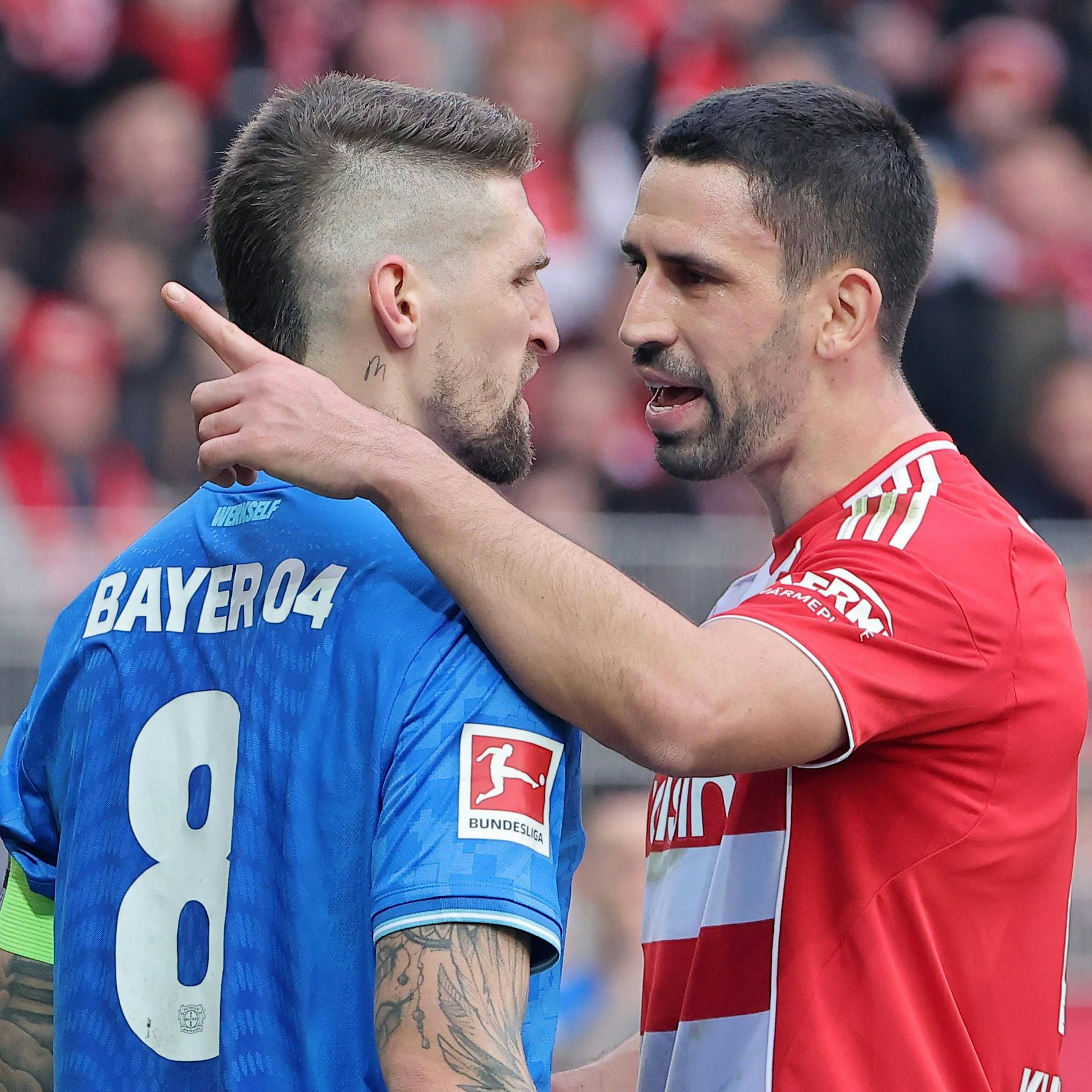 Image - Robert Andrich verteilt Geschenk an Union Berlin