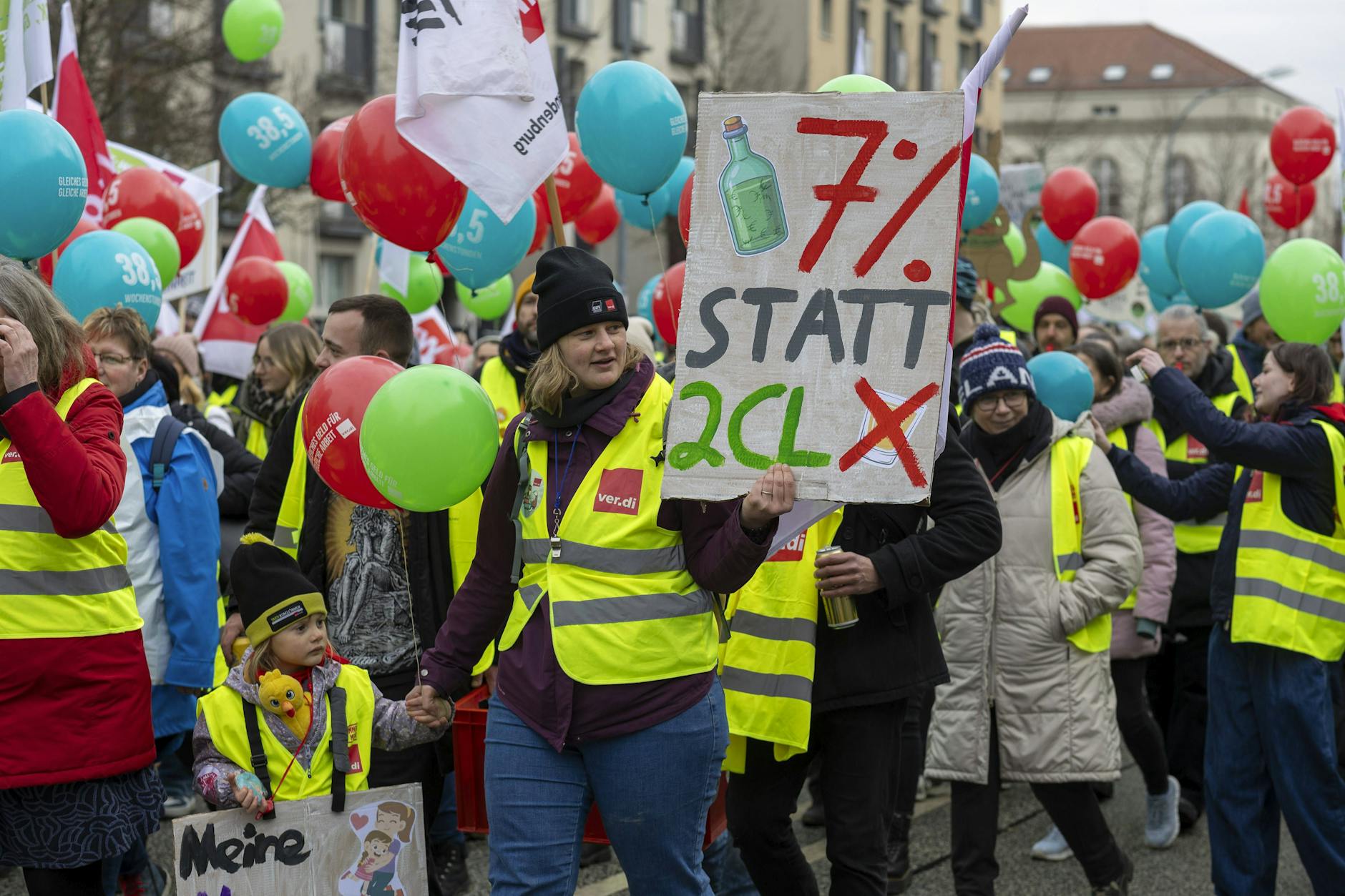 Ver.di ruft zu neuen Warnstreiks im ÖPNV in Hessen auf.