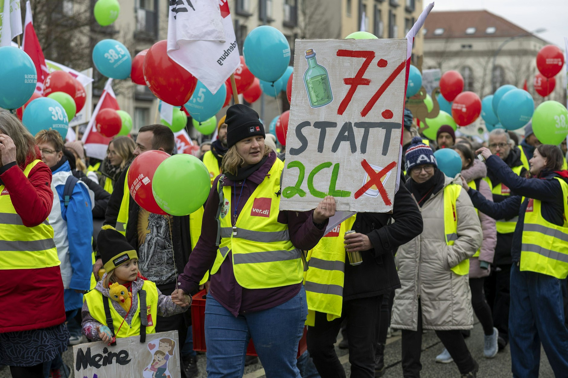 Ver.di ruft zu neuen Warnstreiks im ÖPNV in Hessen auf.