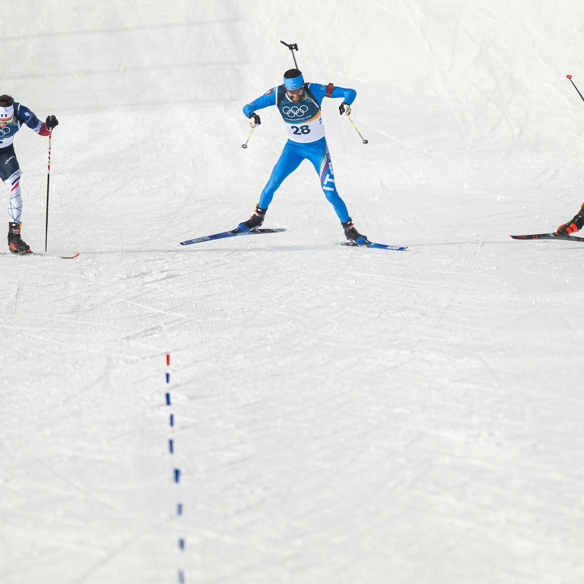 Biathleten stoppen plötzlich 50 Meter vor der Ziellinie