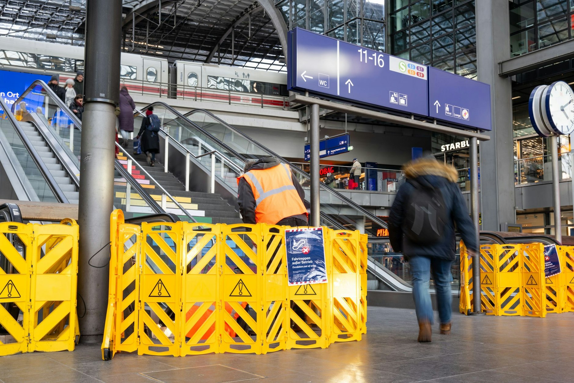 Am Hauptbahnhof in Berlin sind immer noch die meisten Rolltreppen gesperrt.