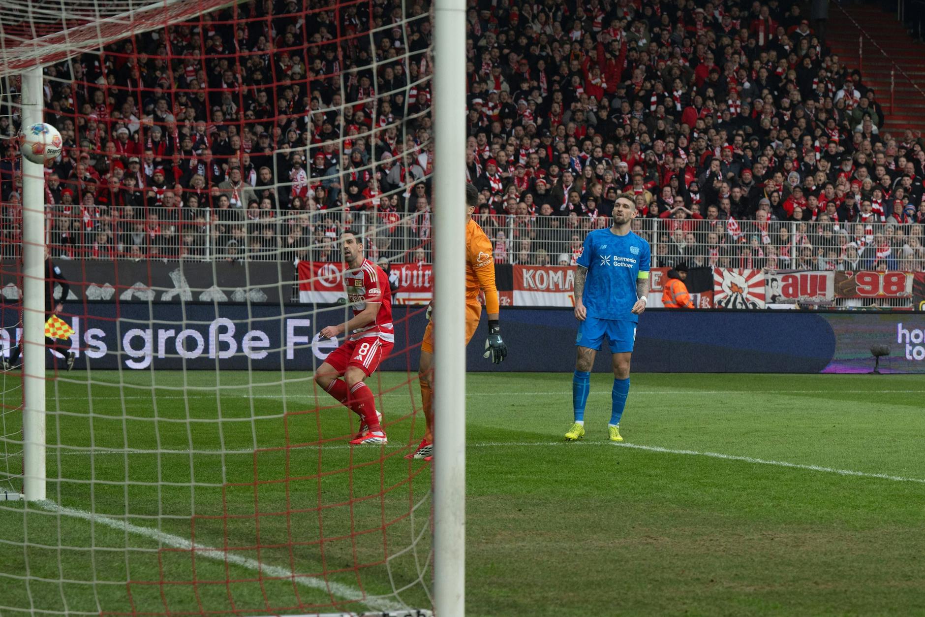 Rani Khedira erzielt das Tor zum 1:0 gegen Bayer Leverkusen mit einem Lupfer.