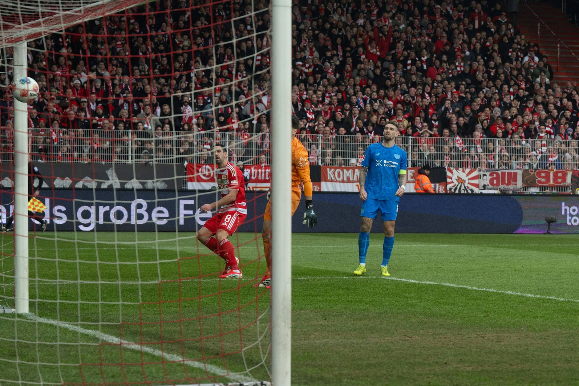 Rani Khedira erzielt das Tor zum 1:0 gegen Bayer Leverkusen mit einem Lupfer. 