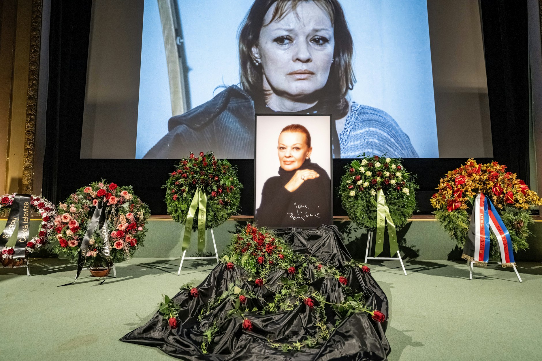 Bilder und Blumen erinnern an Jana Brejchová. Die tschechische Schauspielerin wurde in der DDR in der Serie Die Märchenbraut bekannt.