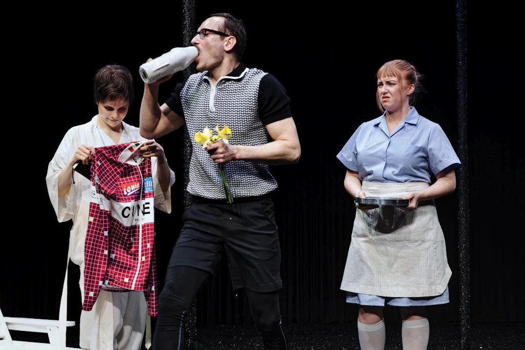 „Kinder der Sonne“ von&nbsp;Jakob Nolte nach Maxim Gorki im BE, im Bild: Lili Epply, Sebastian Zimmler, Maeve Metelka (v.l.)