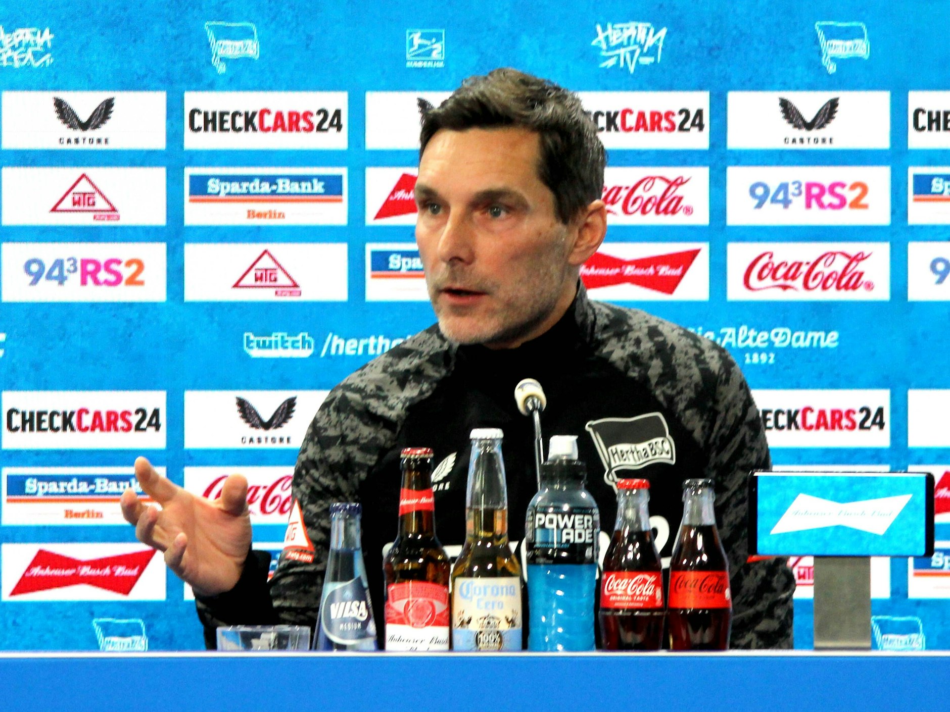 Hertha-Trainer Stefan Leitl will die letzte Chance auf den Aufstieg mit einem Sieg in Paderborn ergreifen.