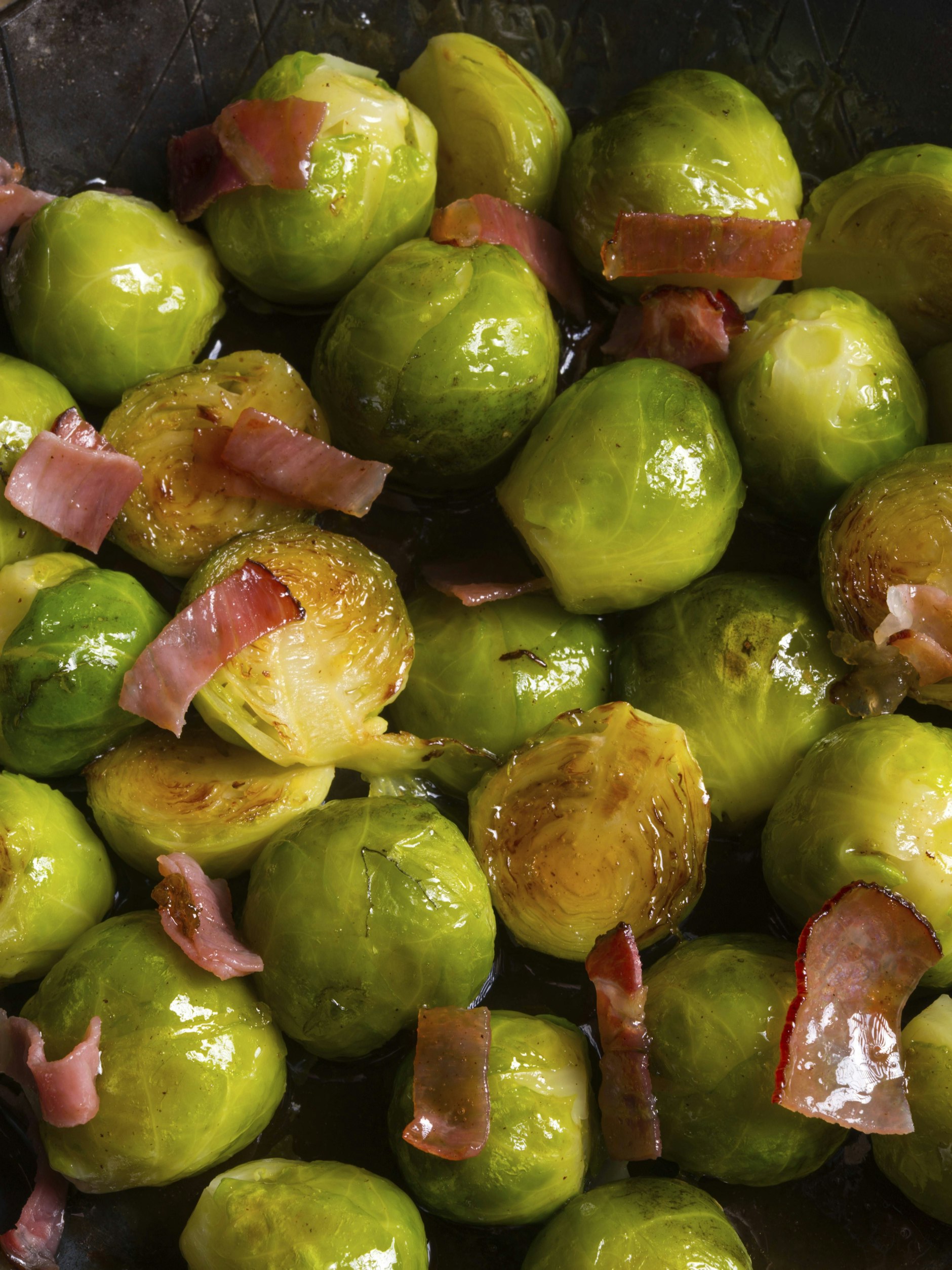 Lust auf Wintergemüse? Probieren Sie mal das Rezept für Rosenkohl mit Speck, das wir in einem DDR-Kochbuch gefunden haben.