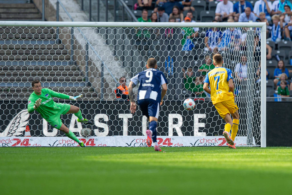 Das Hinspiel verlor Hertha gegen Paderborn mit 0:2. Filip Bilbija machte seinen zweiten Treffer per Elfer.