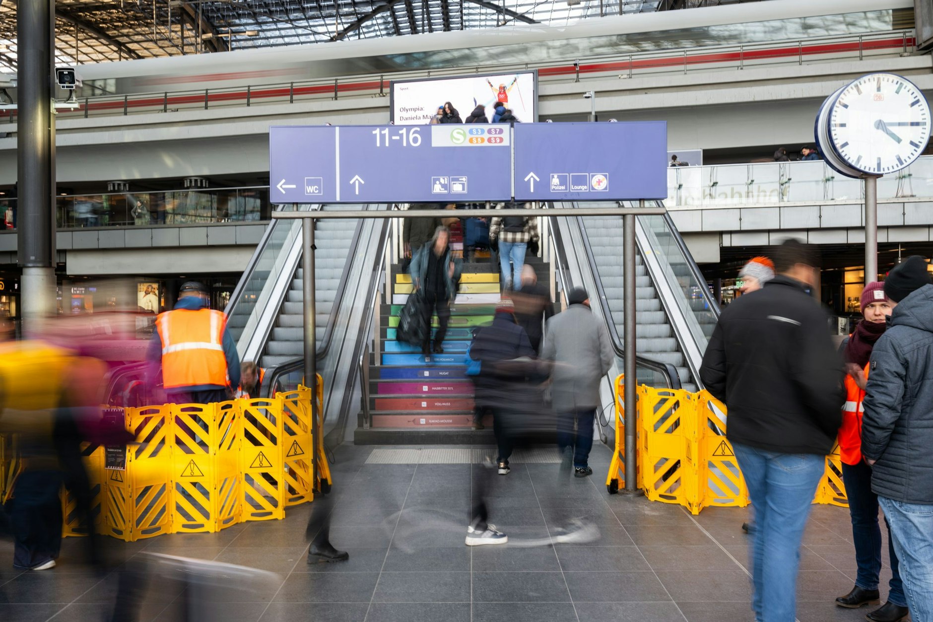 Nichts geht mehr am Berliner Hauptbahnhof! Seit Mittwoch stehen Dutzende Rolltreppen still.