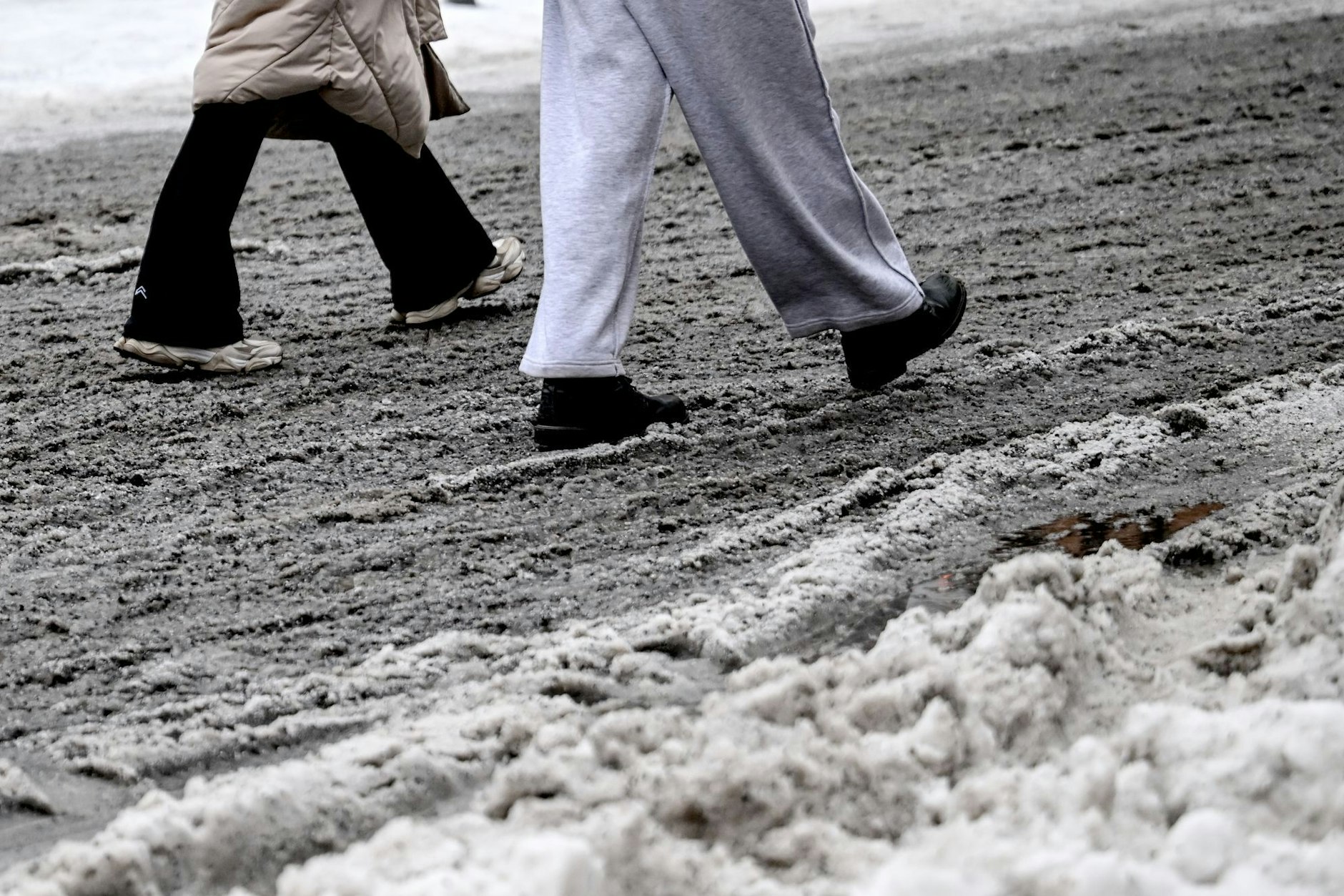 Aktuell lauert noch vielerorts der Schneematsch, am Freitag wurde in der REgion Berlin und Brandenburg sogar noch einmal vor Glätte gewarnt.