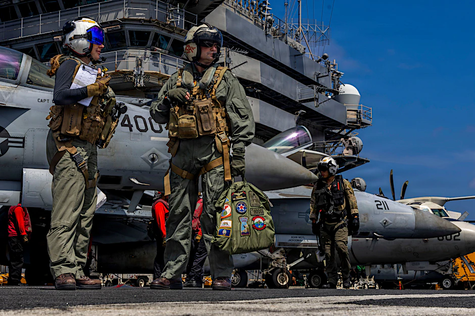 Kapitän Daniel Keeler, Kommandant des Flugzeugträgers USS Abraham Lincoln, bereitet sich im Indischen Ozean auf einen Hubschrauberflug vor.