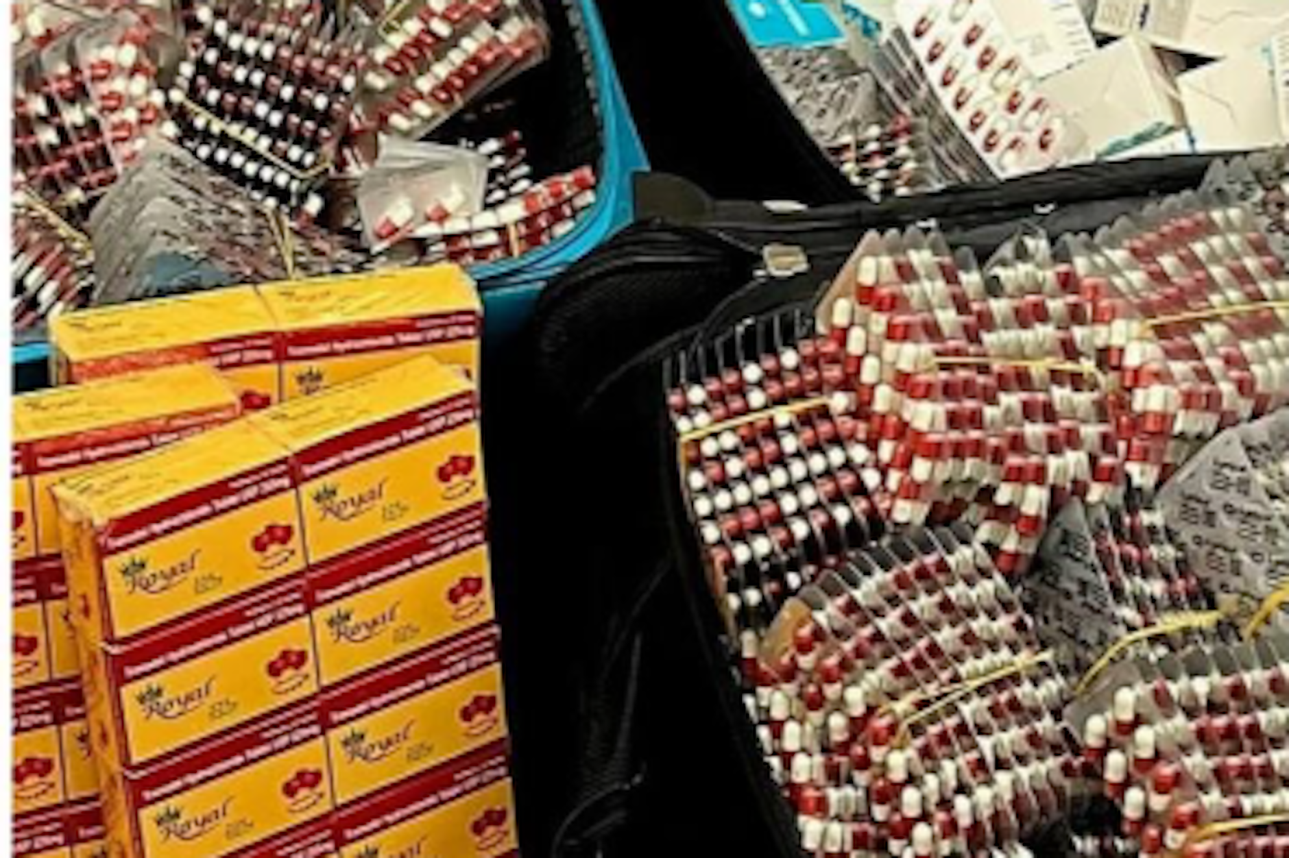 Der Dealer hatte einen ganzen Koffer voller Pillen im Angebot.