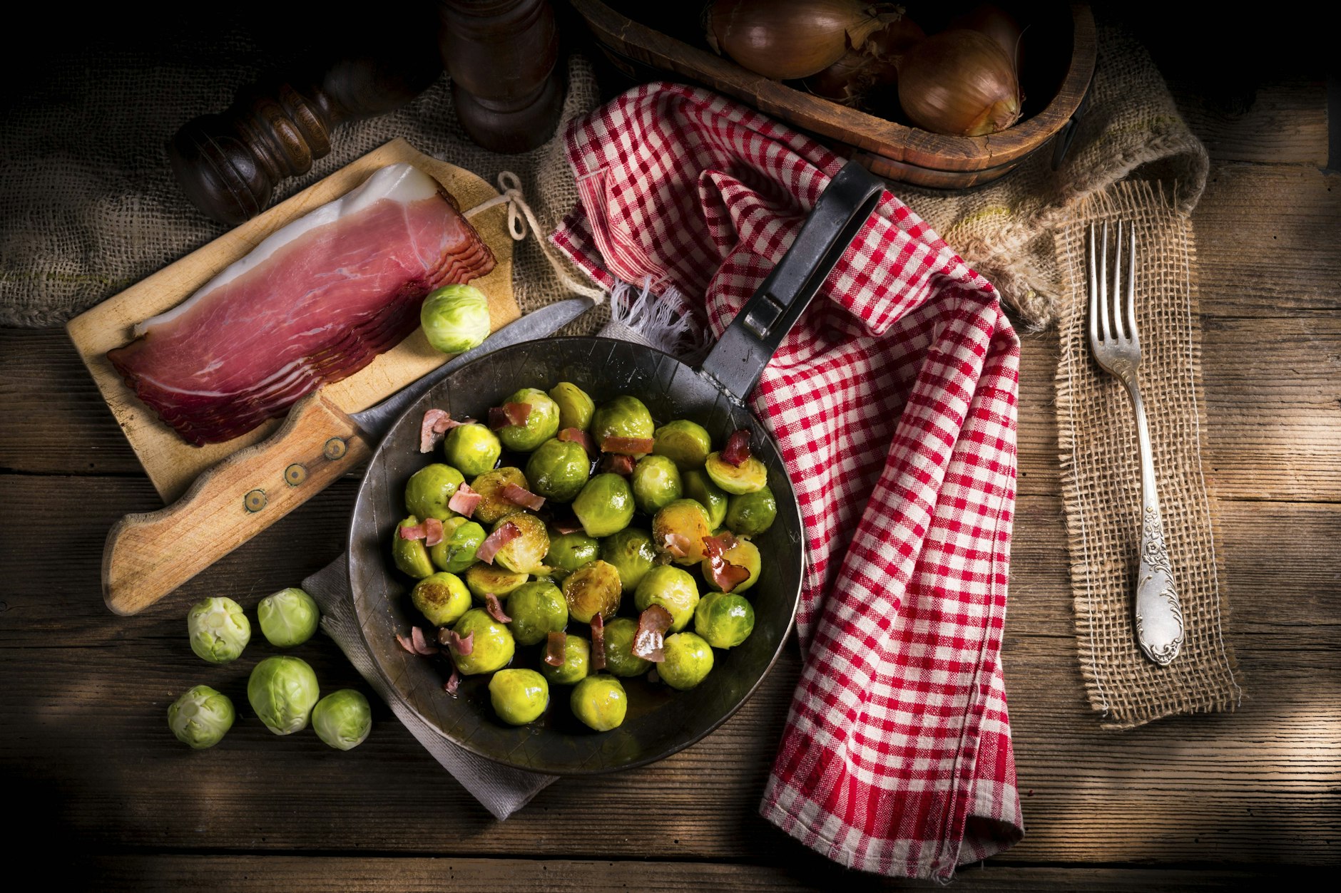 Rosenkohl mit Speck ist schnell gemacht und kann als Beilage oder als eigenständiges Gemüsegericht genossen werden.