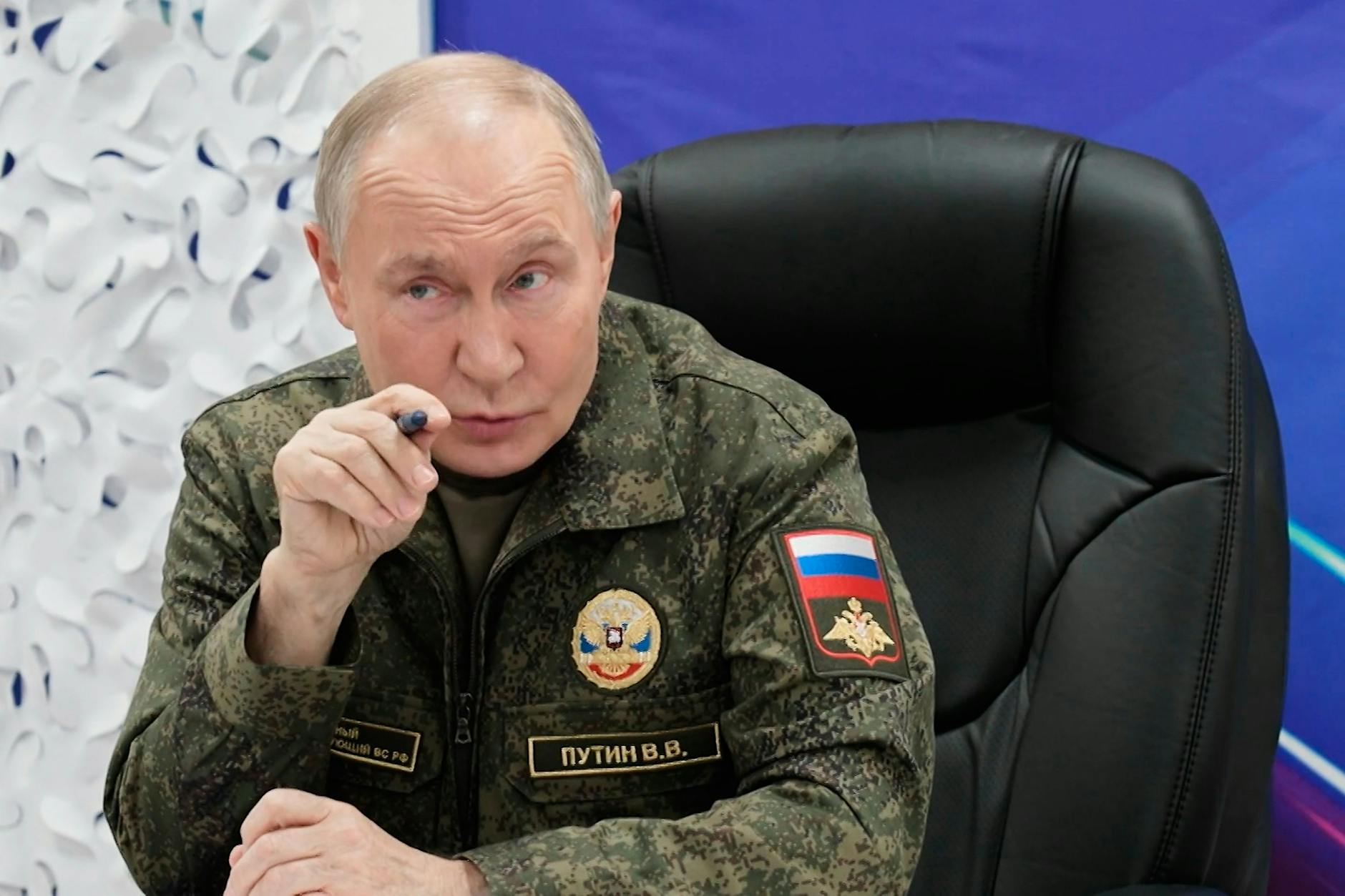 Russlands Präsident Wladimir Putin während eines Besuchs eines Kommandopostens der Westgruppe der russischen Armee.