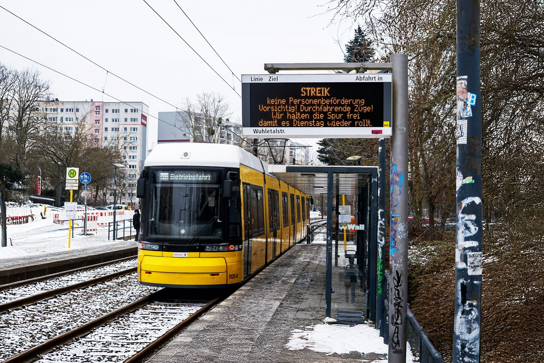 Beim letzten Streik am 2. Februar fuhren trotz Ausstand Straßenbahnen – sie sollten die Oberleitungen frei vom Eis halten.