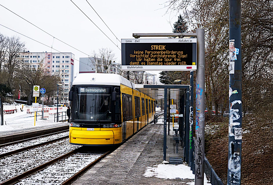 Beim letzten Streik am 2. Februar fuhren trotz Ausstand Straßenbahnen – sie sollten die Oberleitungen frei vom Eis halten.