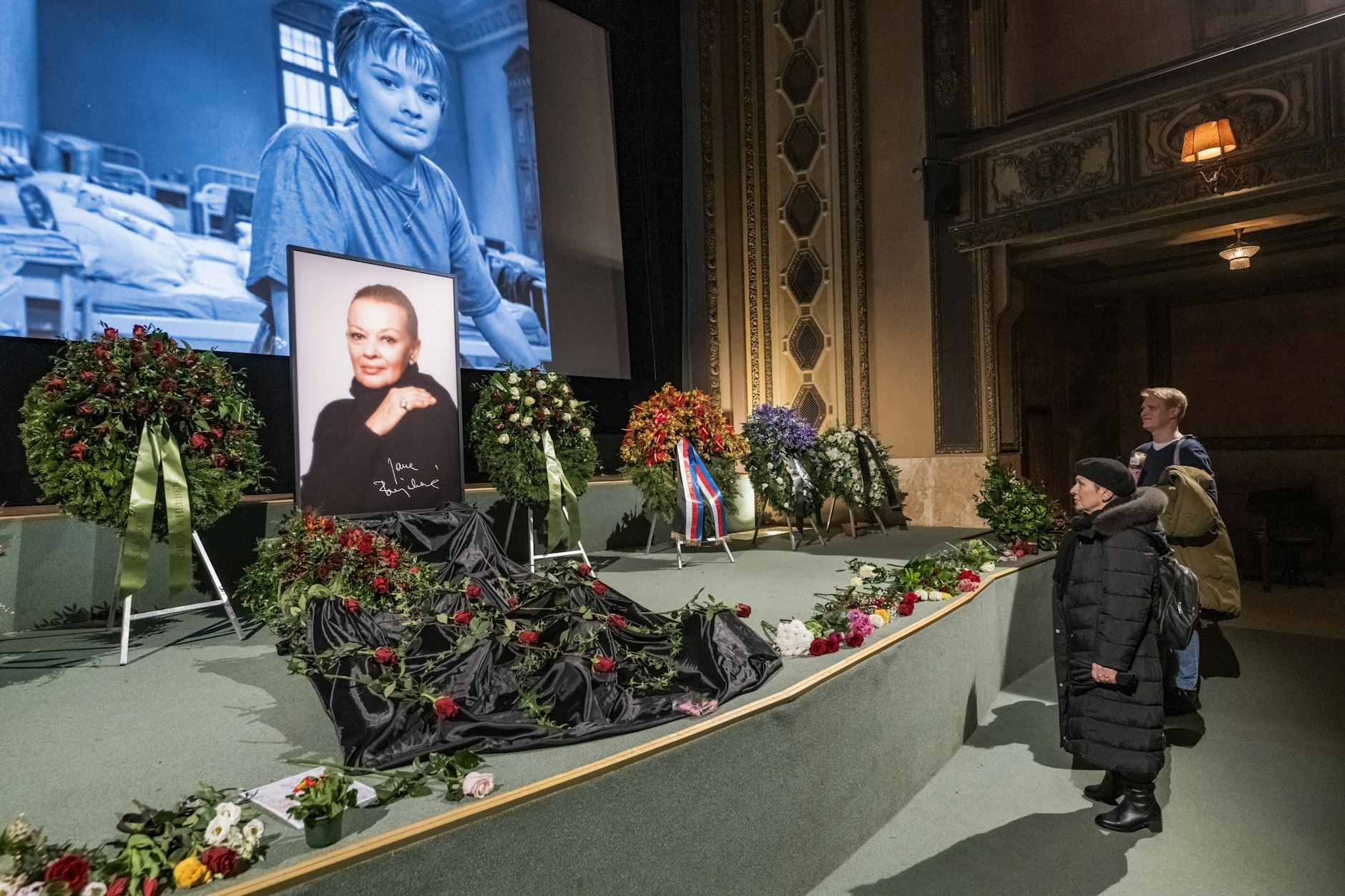 Fans von Jana Brejchová konnten sich bei einer Trauerfeier in einem Kino in Prag von der Schauspielerin verabschieden.