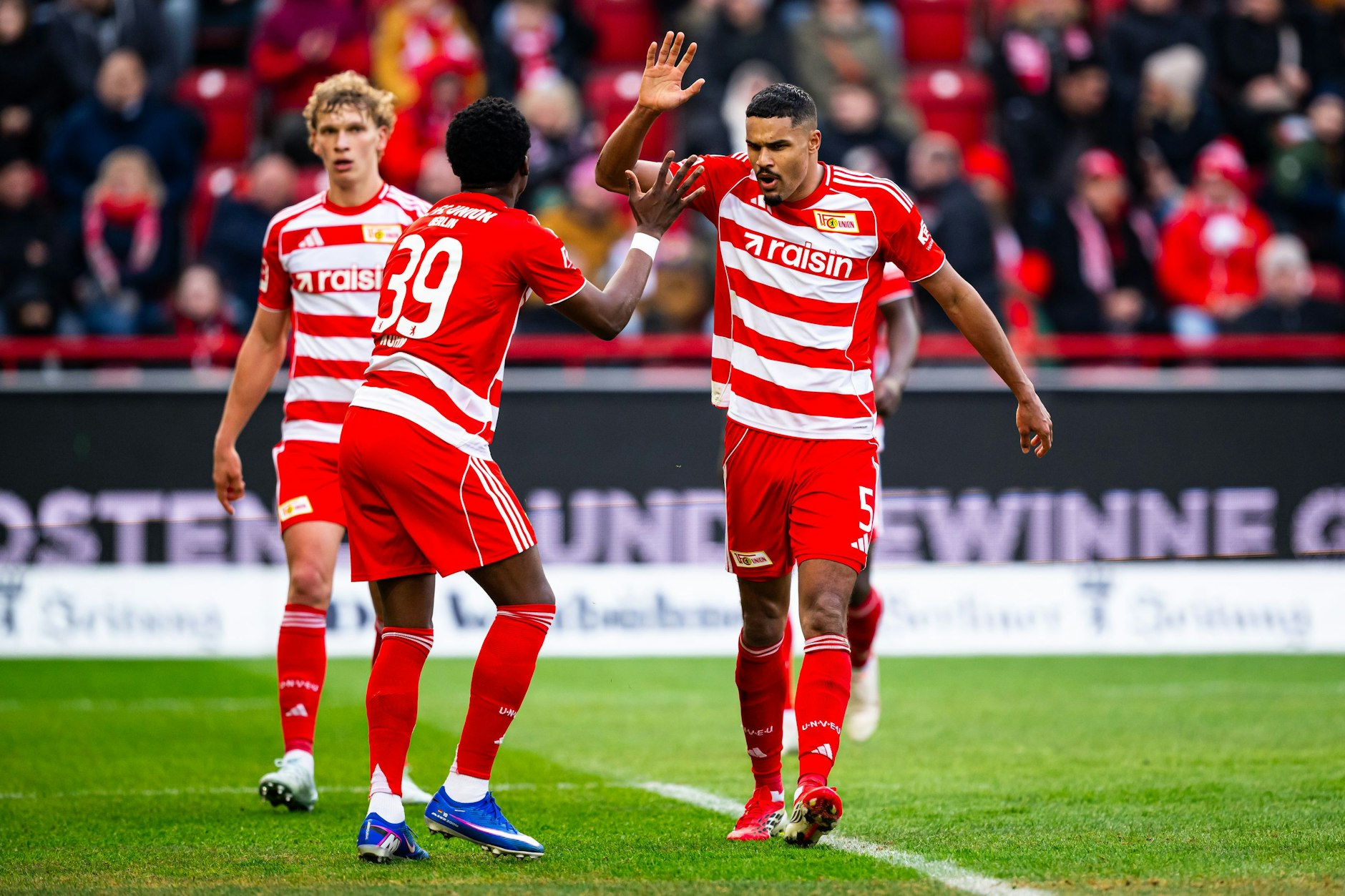 Derrick Köhn und Danilho Doekhi hatten mit dem 1. FC Union Berlin während des Spiels gegen Bayer 04 Leverkusen allen Grund zum Jubeln.