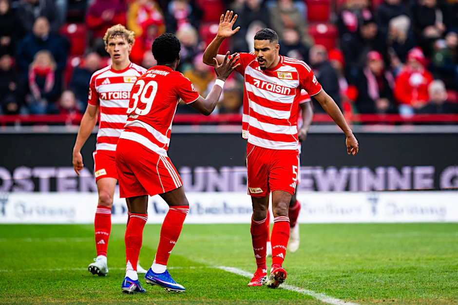 Derrick Köhn und Danilho Doekhi hatten mit dem 1. FC Union Berlin während des Spiels gegen Bayer 04 Leverkusen allen Grund zum Jubeln.