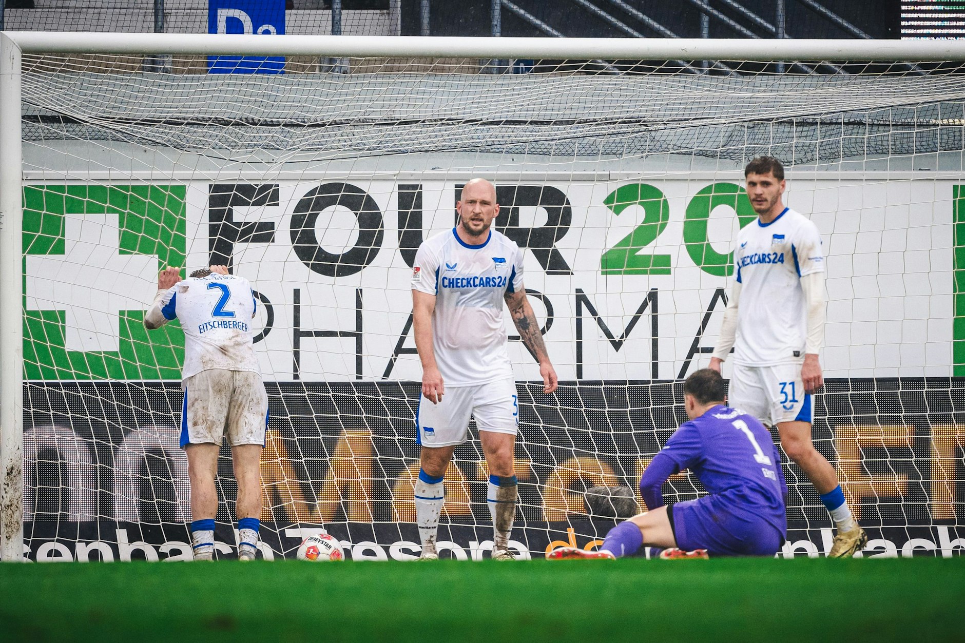 Fassungslosigkeit herrschte bei Julian Eitschberger, Toni Leistner, Tjark Ernst und Marton Dardai bei der deutlichen Niederlage von Hertha BSC beim SC Paderborn.