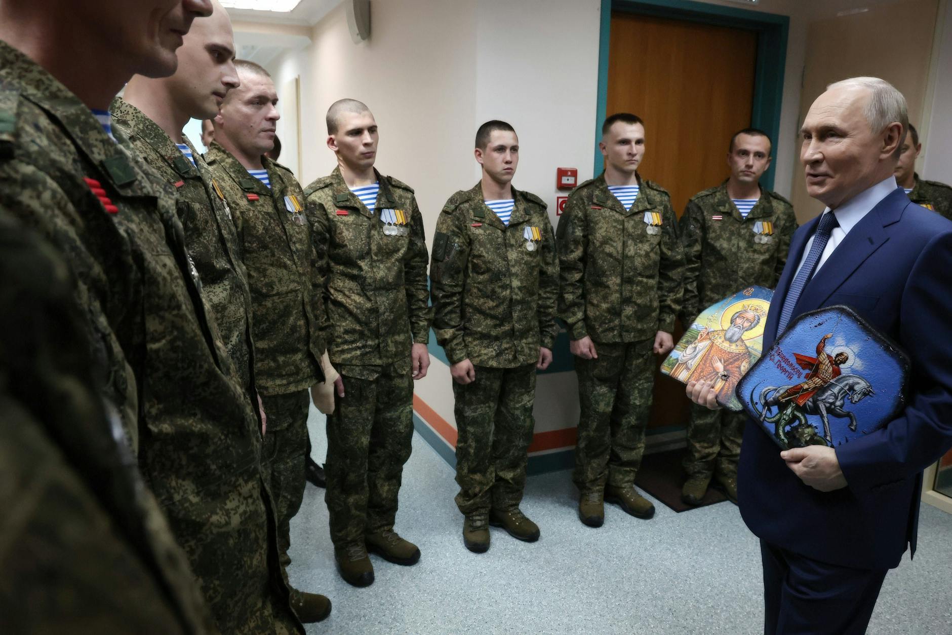 Kremlchef Putin neben russischen Soldaten: Während der Kreml eine neue Mobilisierungswelle vermeidet, verdichten sich die Hinweise auf eine schleichende Dauerrekrutierung im Hintergrund.