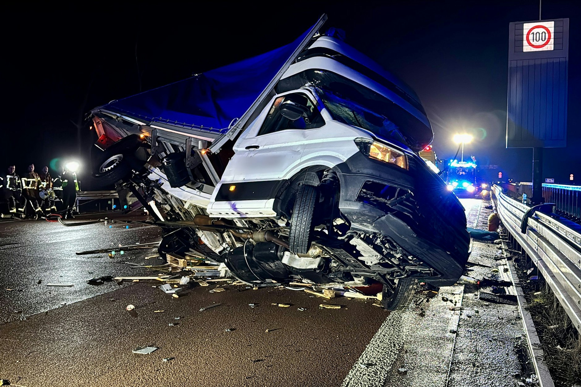 Der demolierte Kleintransporter steht nach einem Unfall auf der Fahrbahn.