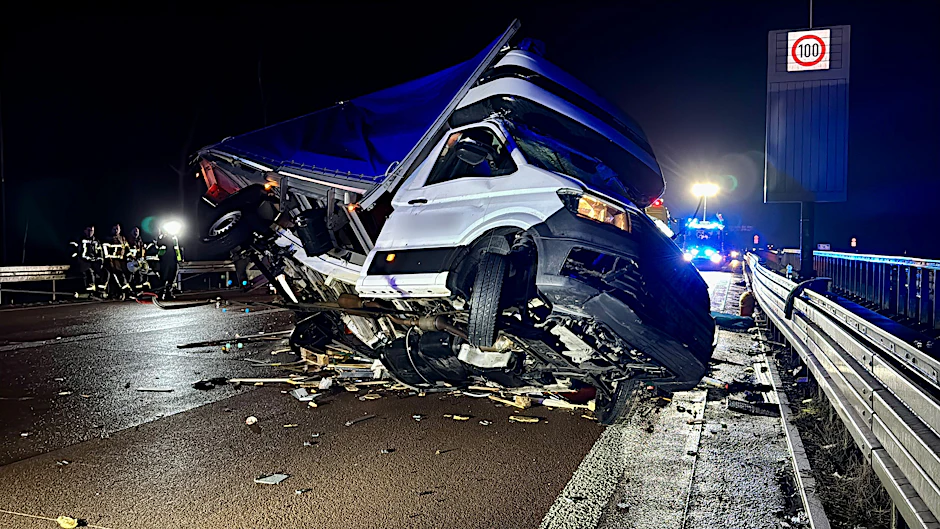 Der demolierte Kleintransporter steht nach einem Unfall auf der Fahrbahn.