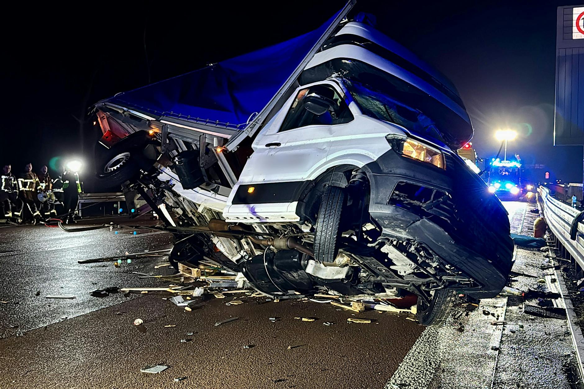 Autofahrer (20) macht Fehler bei Überholversuch, Mann (52) stirbt