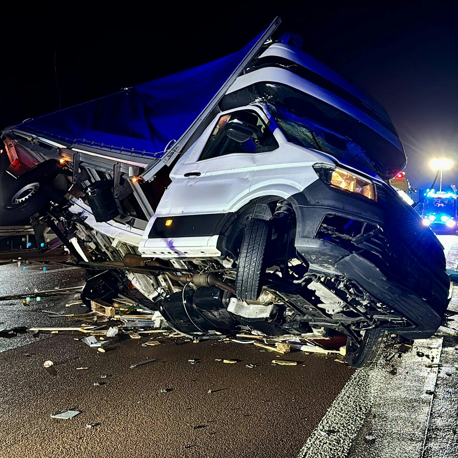 Autofahrer (20) macht Fehler bei Überholversuch, Mann (52) stirbt