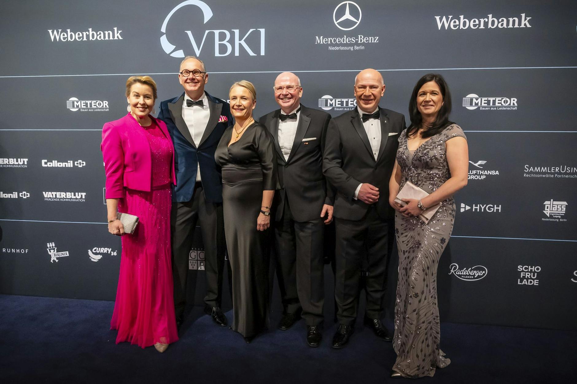 Wirtschaftssenatorin Franziska Giffey mit Ehemann Karsten Giffey, VBKI-Präsident Markus Voigt mit seiner Frau Mirijam sowie der Regierende Bürgermeister Kai Wegner mit seiner Lebensgefährtin, Senatorin für Bildung, Jugend und Familie, Katharina Günther-Wünsch, auf dem VBKI-Ball am 21. Februar 2026.