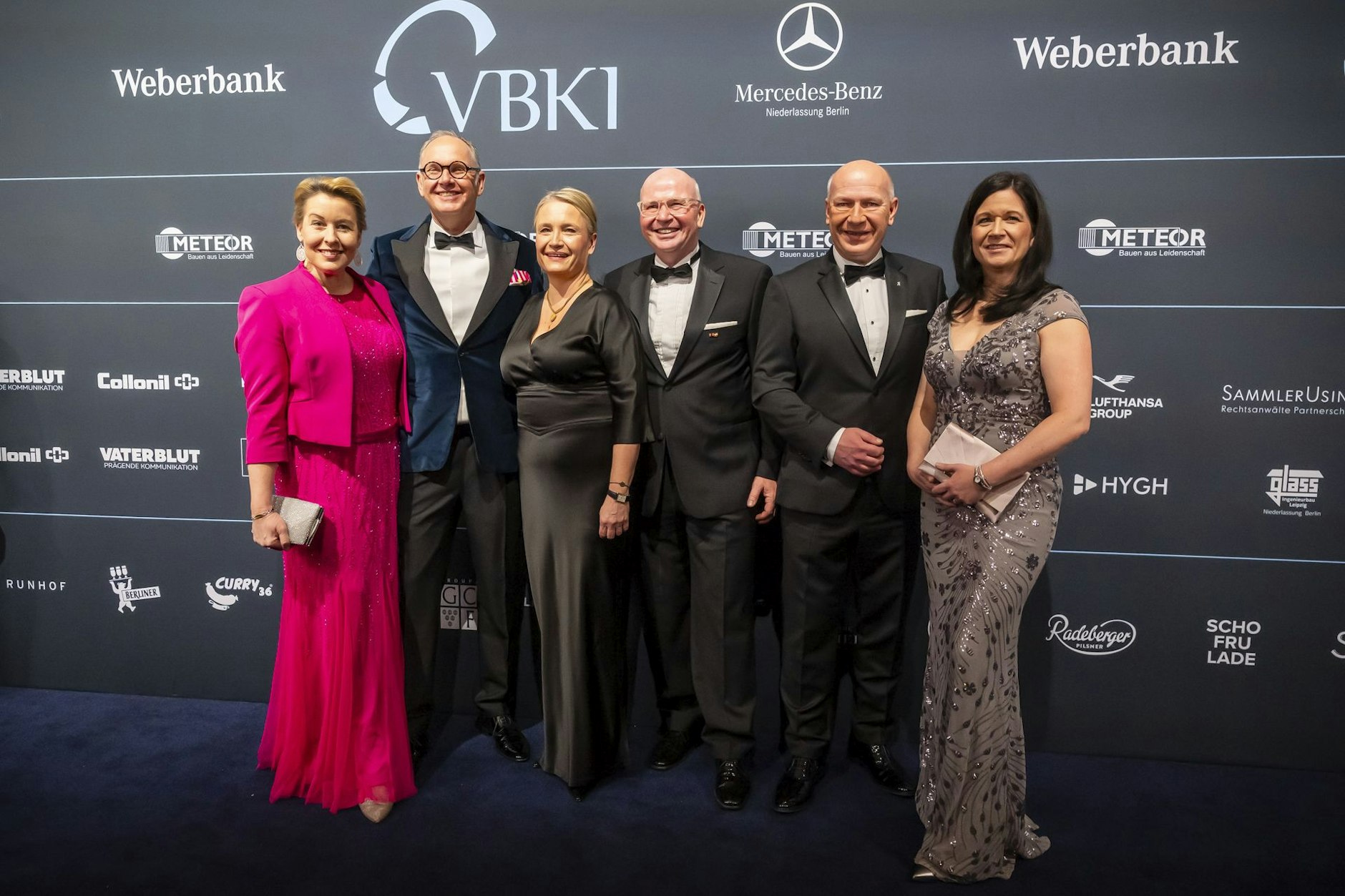 Wirtschaftssenatorin Franziska Giffey mit Ehemann Karsten Giffey, VBKI-Präsident Markus Voigt mit seiner Frau Mirijam sowie der Regierende Bürgermeister Kai Wegner mit seiner Lebensgefährtin, Senatorin für Bildung, Jugend und Familie, Katharina Günther-Wünsch, auf dem VBKI-Ball am 21. Februar 2026.