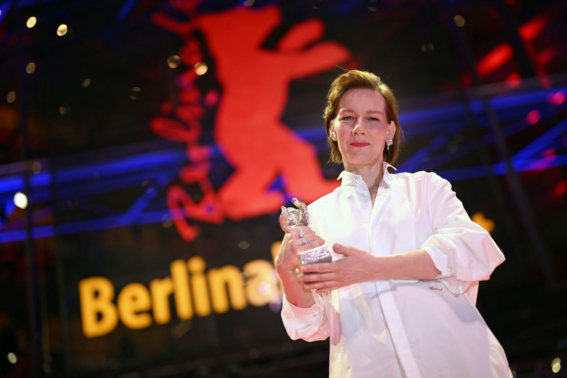 Sandra Hüller mit dem Silbernen Bären für die beste schauspielerische Leistung in einer Hauptrolle im Film „Rose“