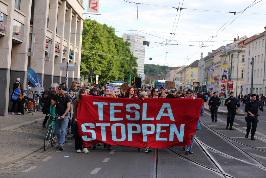 Polizei-Einsatz und Job-Angst: Die Lage bei Tesla in Grünheide eskaliert