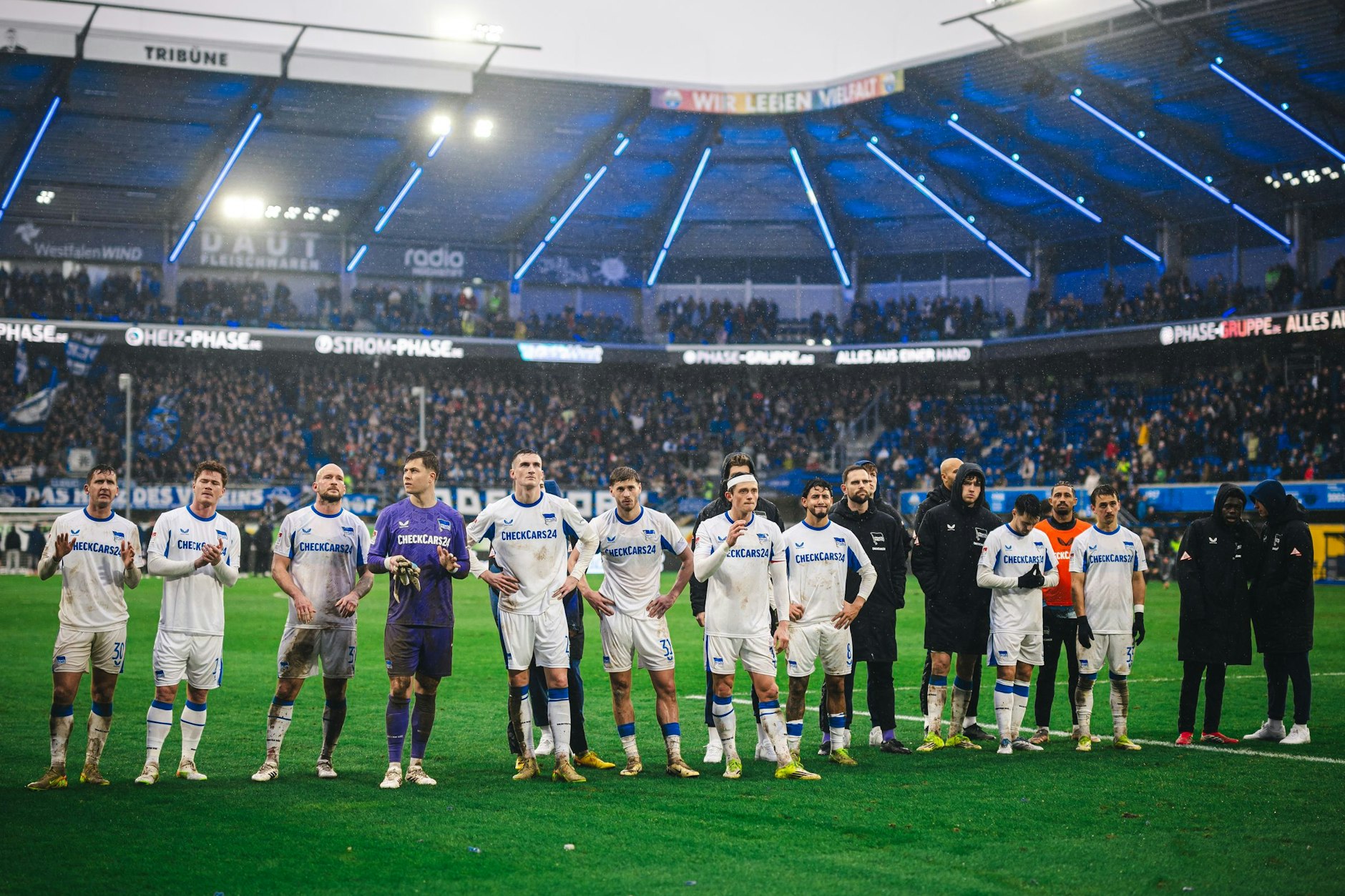 Herthas Profis gingen mit hängenden Köpfen zu den 1500 mitgereisten blau-weißen Fans. Das Saisonziel wird nach dem 2:5 in Paderborn verfehlt.