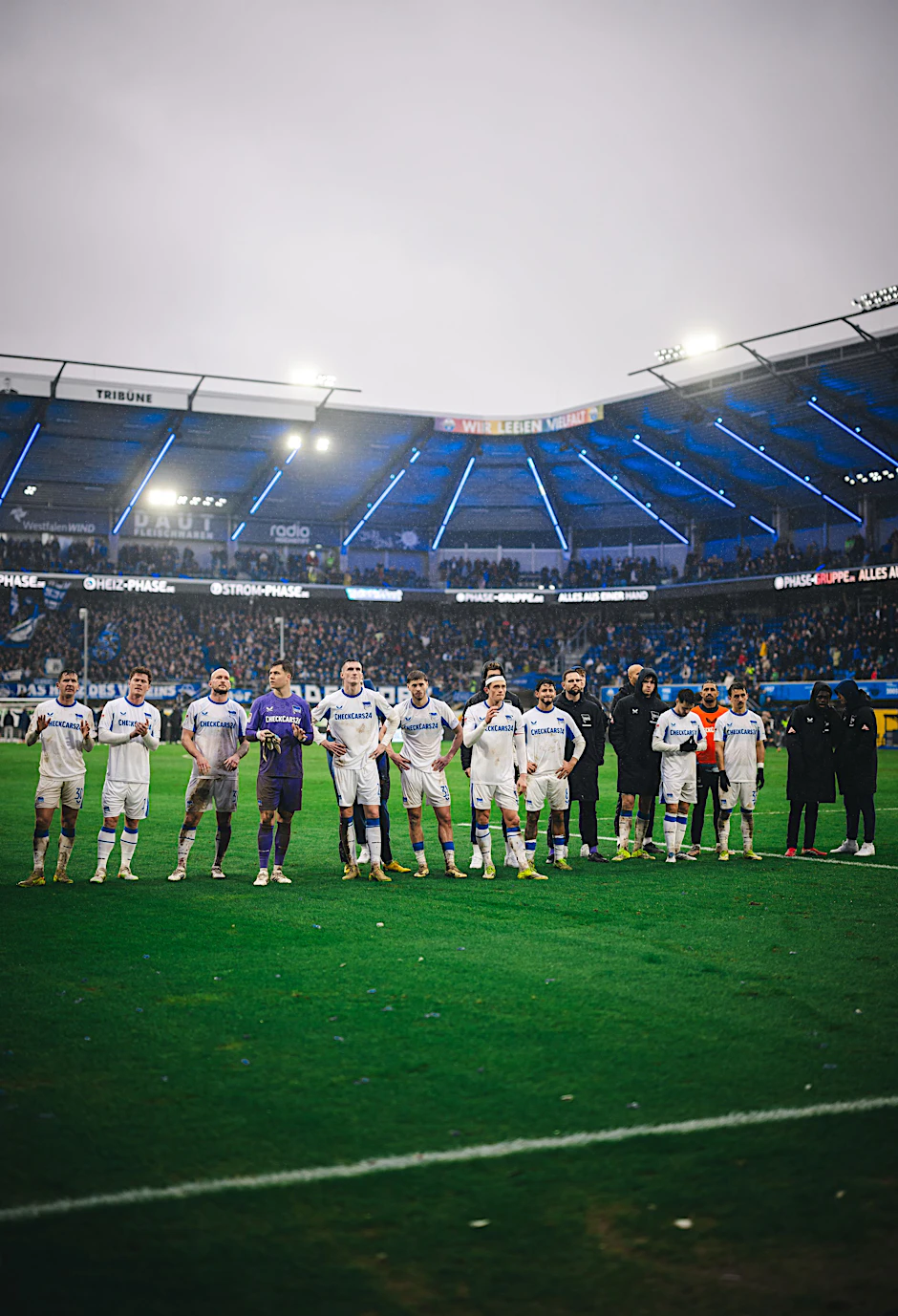 Herthas Profis gingen mit hängenden Köpfen zu den 1500 mitgereisten blau-weißen Fans. Das Saisonziel wird nach dem 2:5 in Paderborn verfehlt.