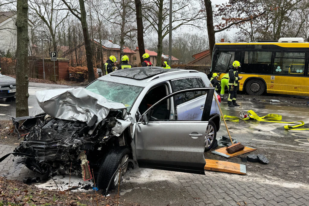 Am Sonntagnachmittag kam es zum Unfall mit einem BVG-Bus, der erst mehrere Autos rammte und dann gegen einen Baum prallte.