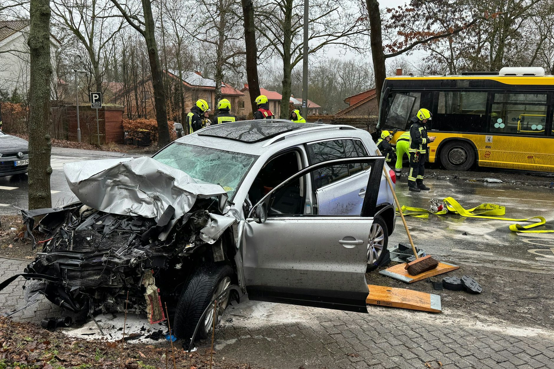 Am Sonntagnachmittag kam es zum Unfall mit einem BVG-Bus, der erst mehrere Autos rammte und dann gegen einen Baum prallte.