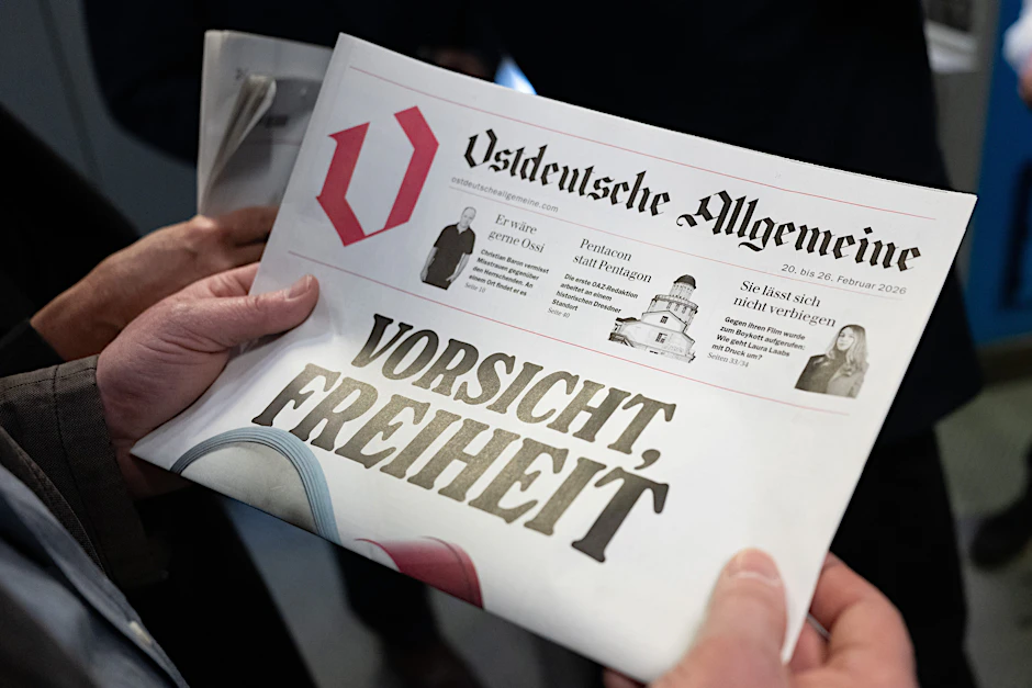 Großer Andrang auf die Erstausgabe der neuen Ostdeutschen Allgemeinen Zeitung.