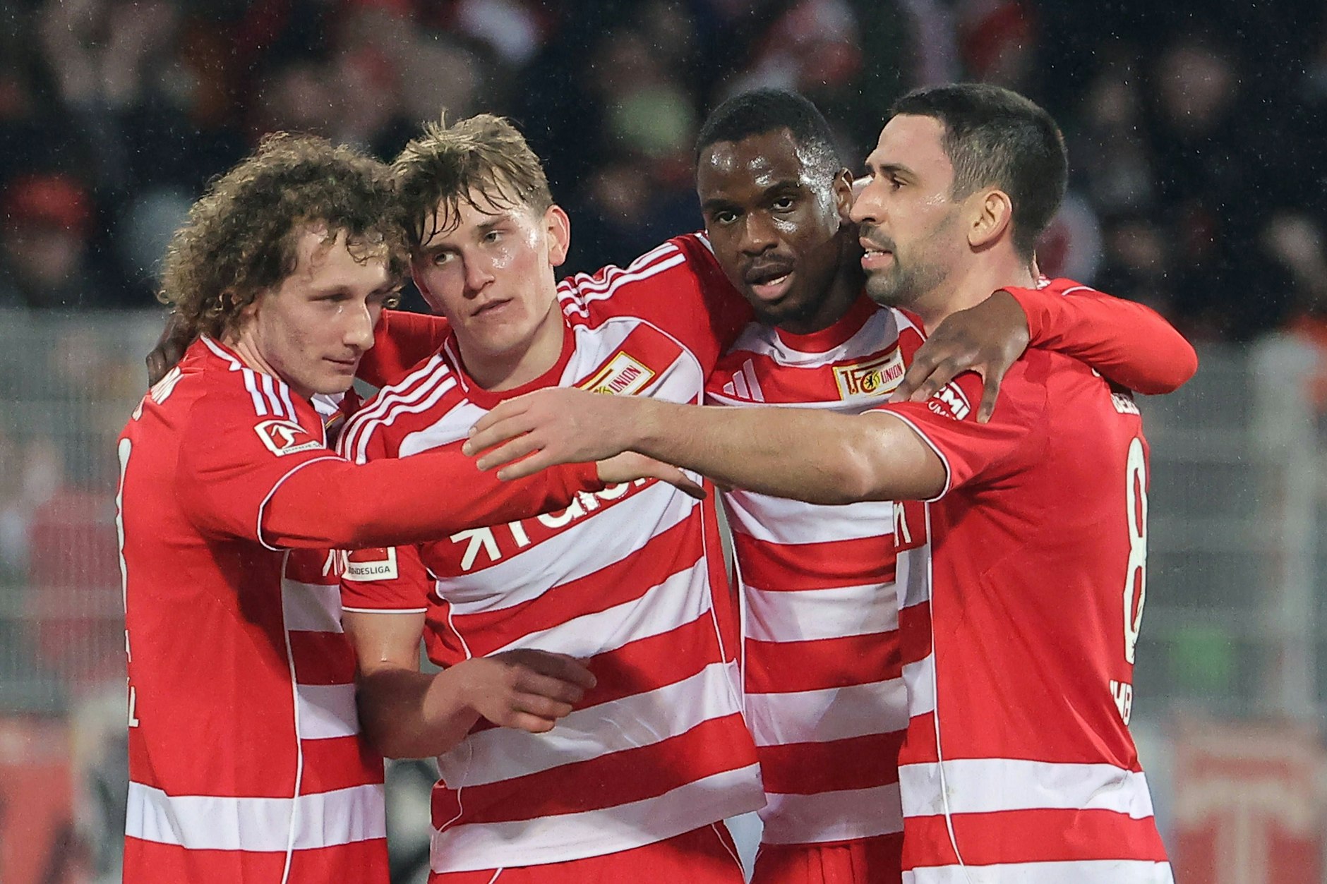 Erschöpft und erleichtert: Aljoscha Kemlein wird von seinen Union-Kollegen nach dem Sieg gegen Leverkusen gefeiert.