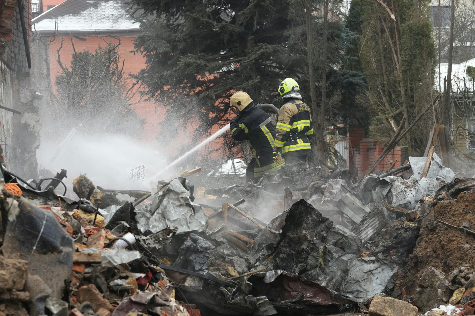 Rettungskräfte in Kiew arbeiten daran, ein Feuer nach einem russischen Angriff zu löschen.