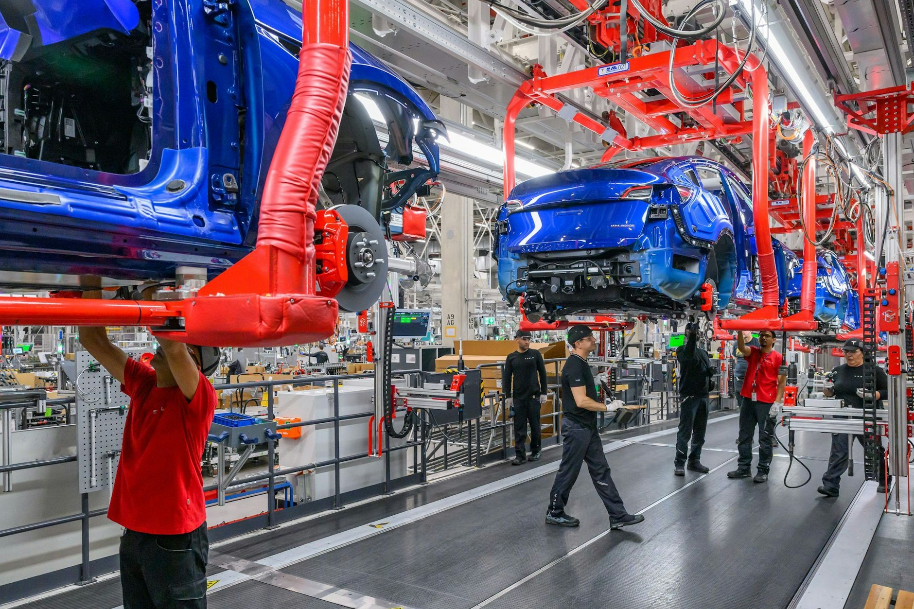 Produktion von Elektrofahrzeugen im Werk der Tesla Gigafactory Berlin-Brandenburg