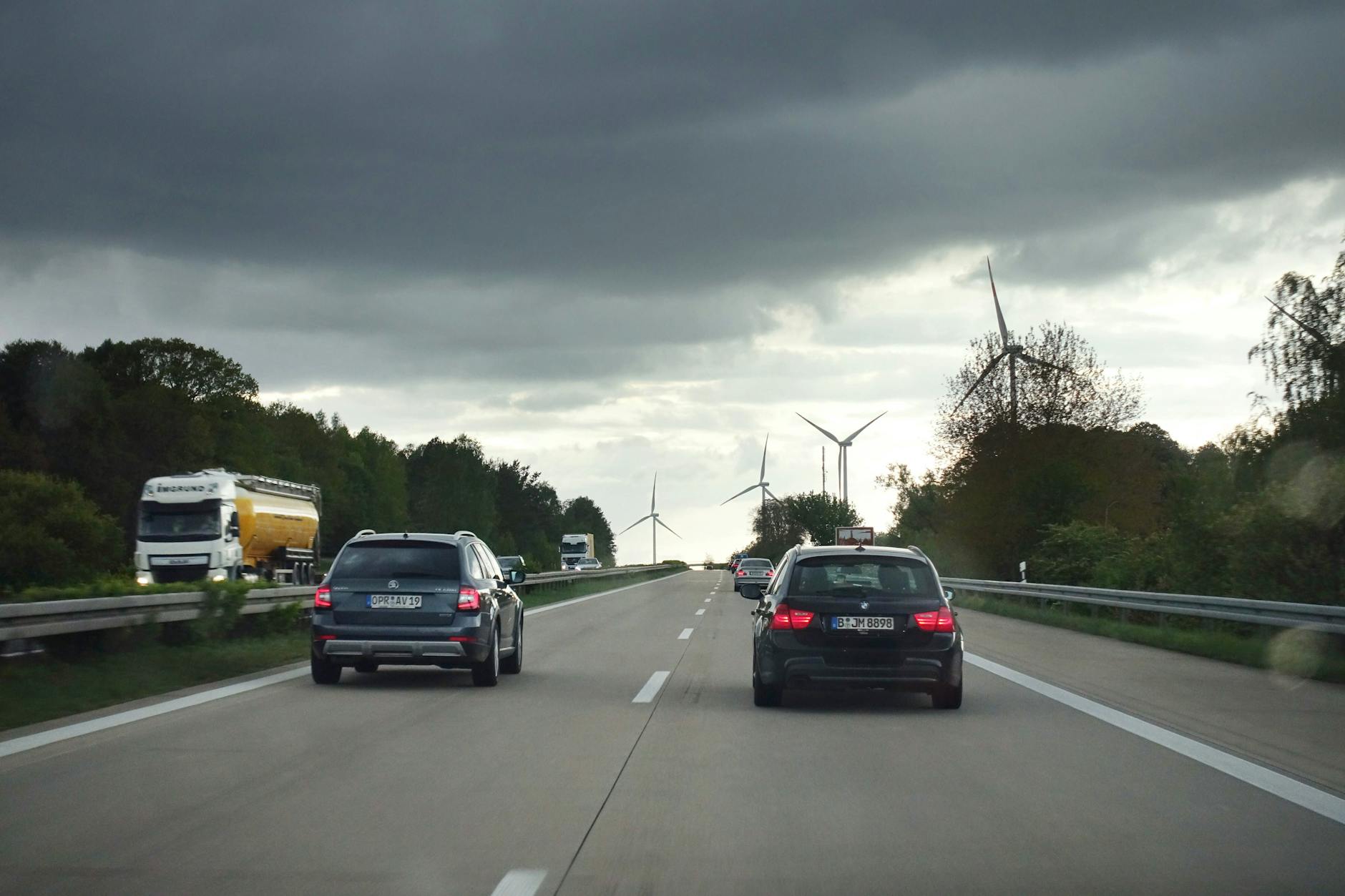 Eine fatale Kettenreaktion führte zum tödlichen Crash auf der A24 (Symbolfoto).