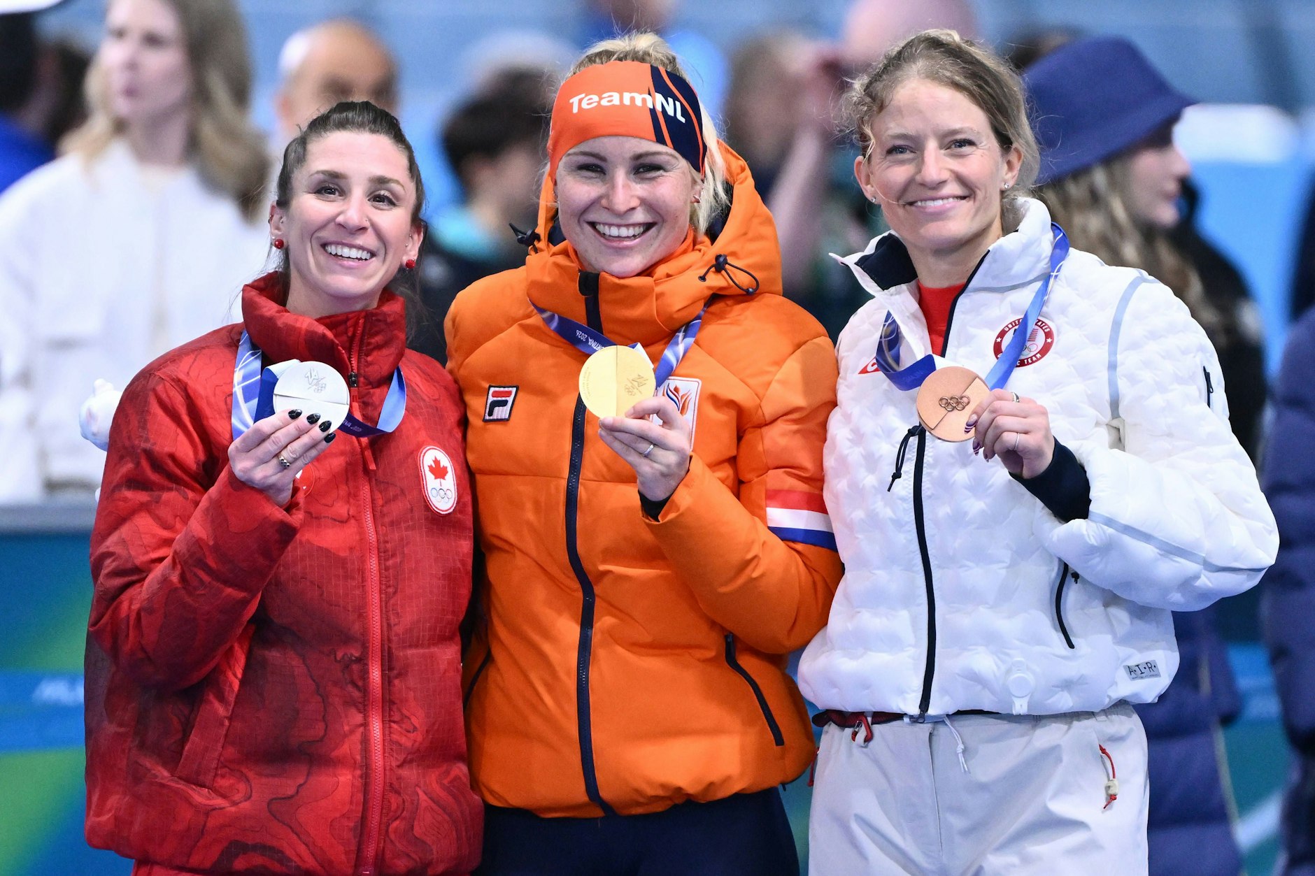 Im Massenstart holte Marijke Groenewoud (M.) den Sieg vor Ivanie Blondin (l.) und Bronze-Gewinnerin Mia Manganello.