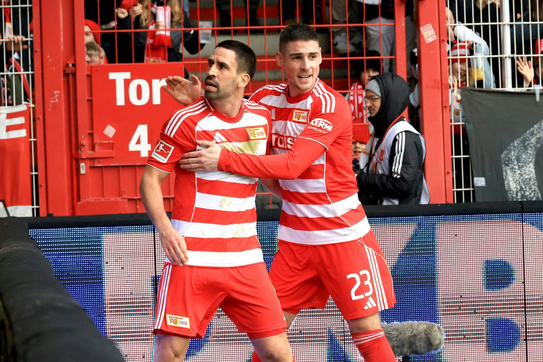 Rani Khedira (l.) hat nach Bundesliga-Toren nun mit seinem älteren Bruder Sami gleichgezogen.
