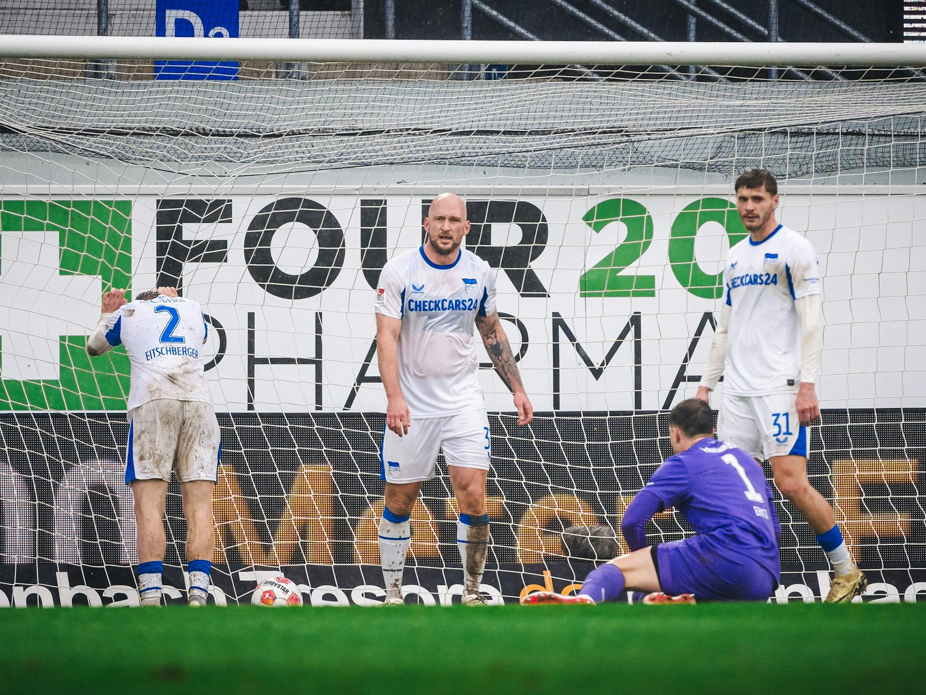 Julian Eitschberger, Toni Leistner, Tjark Ernst und Marton Dardai von Hertha BSC sind enttäuscht nach einem der fünf Gegentreffer.