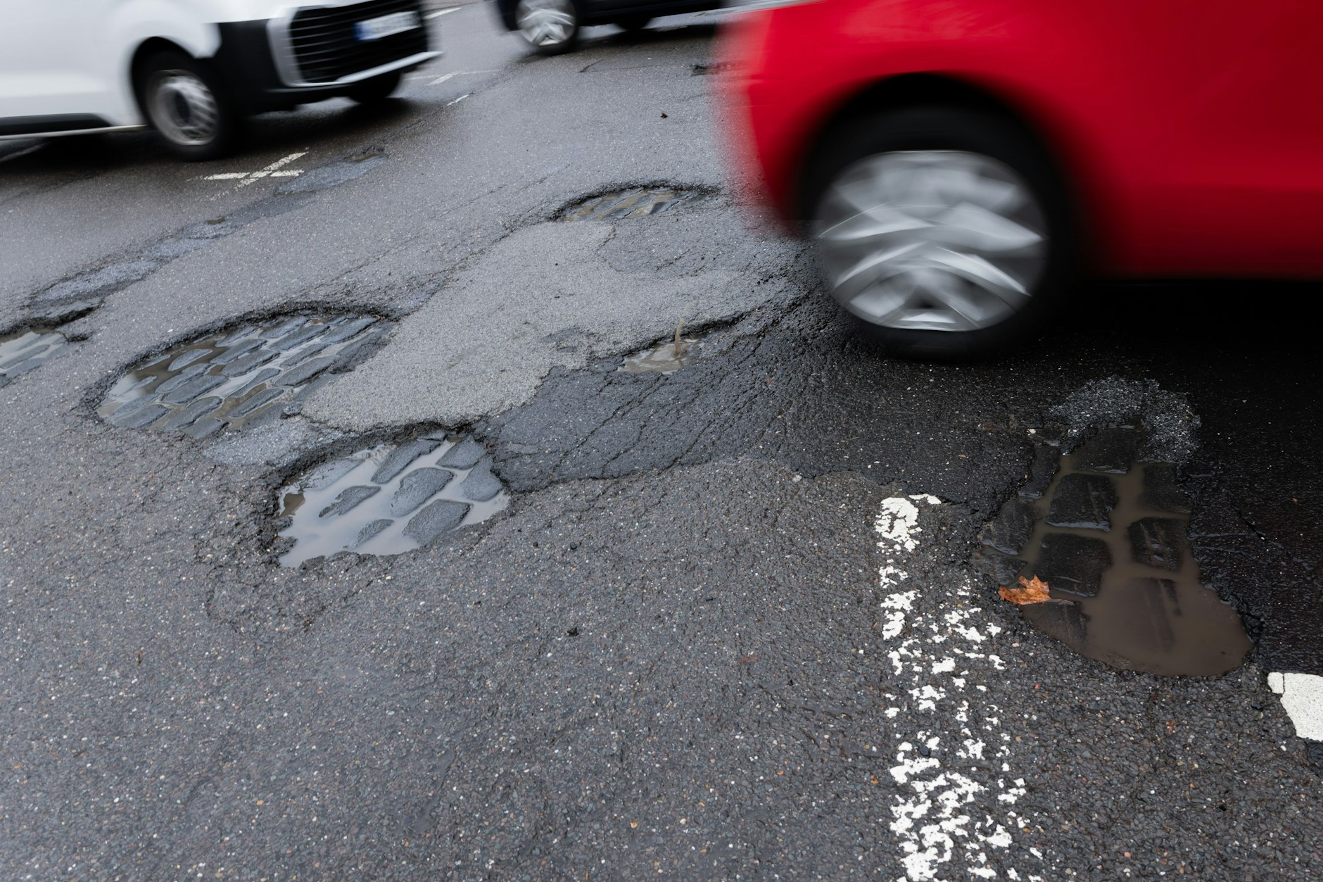 Nach der Frostperiode gleichen viele Straßen in Berlin üblen Schlaglochpisten.