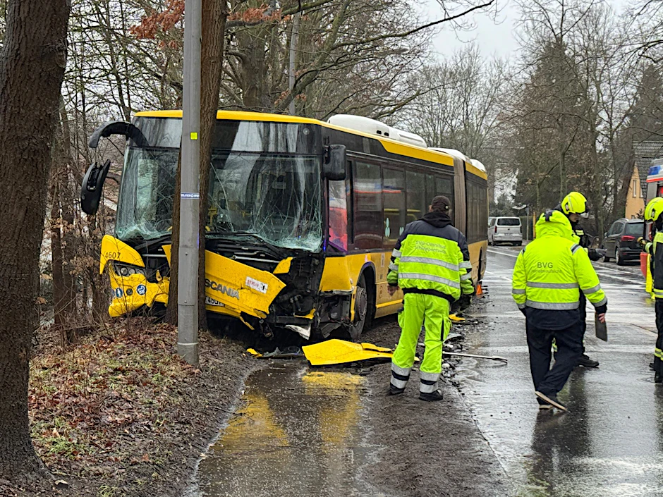 Ein Bus in Berlin-Gatow rammte mehrere Fahrzeuge. 12 Insassen sind teils schwer verletzt.