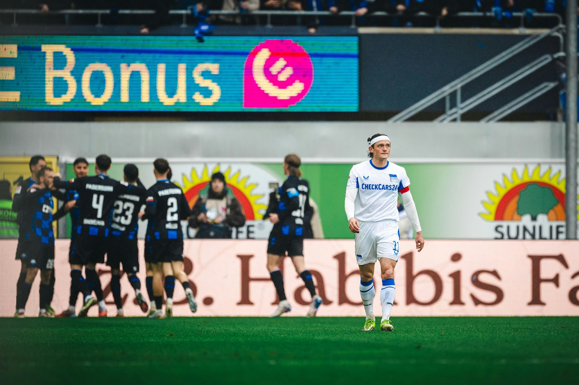 Paderborn jubelt, Hertha-Kapitän Fabian Reese läuft frustriert über den Rasen.