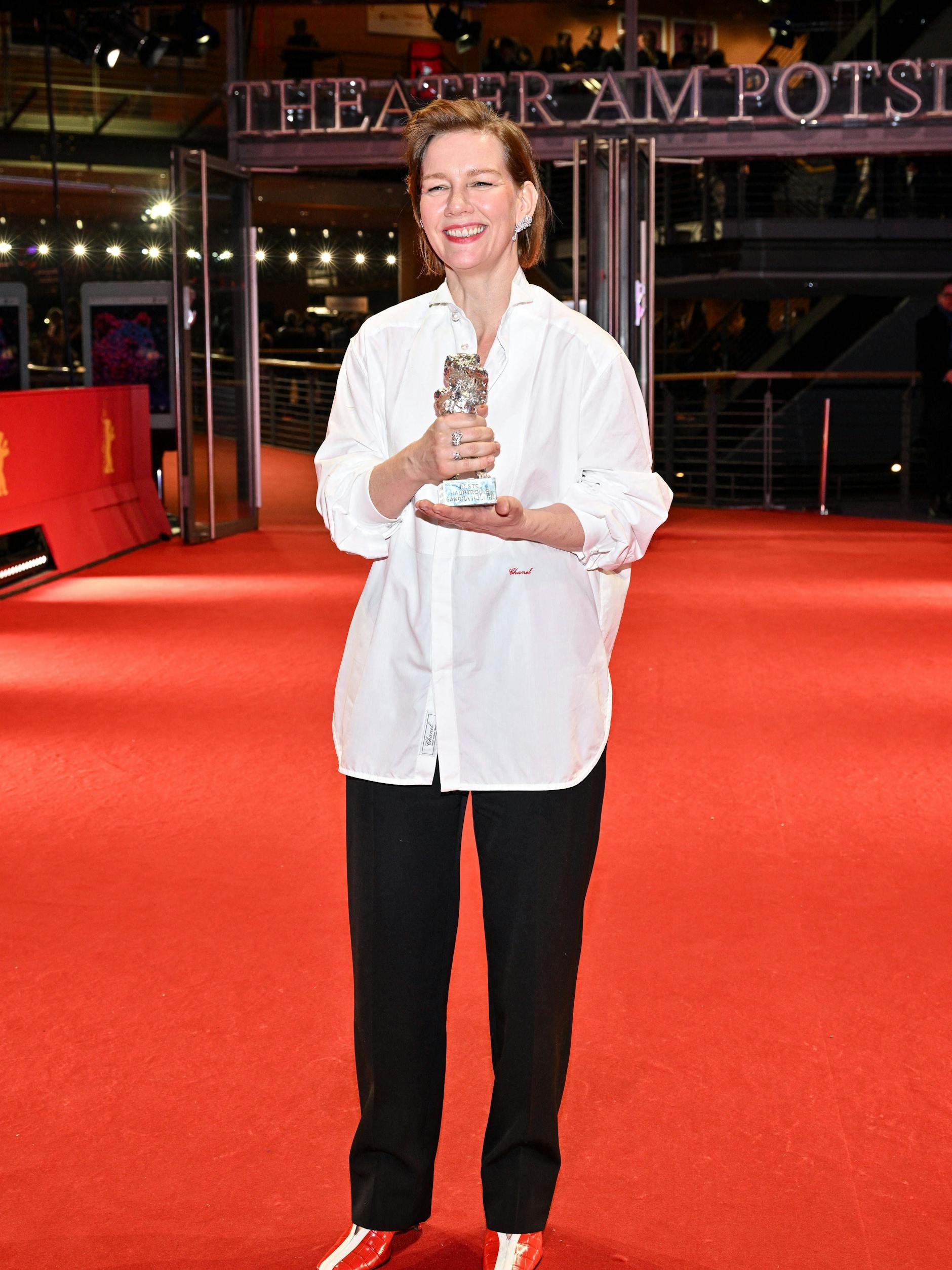 <strong>Top/Flop:</strong> Liebe <strong>Sandra Hüller</strong>, für den Film „Rose“ mussten Sie sich als Mann verkleiden, das verstehen wir schon. Aber die Dreharbeiten sind abgeschlossen, Sie halten bereits Ihre Auszeichnung in der Hand. Irgendwann ist auch mal Schluss mit dem Method Acting. In den heiligen Hallen von <strong>Chanel</strong> lagern doch sicherlich ein paar fulminantere Abendroben, die man bei großen Anlässen wie diesem wählen könnte? Aber gut, wir von der Stilredaktion der Berliner Zeitung geben es gerne zu: Wir sind Fans, egal, was Sie anhaben.